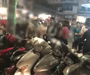Clip người đàn ông thẳng tay đấm, tát vợ trên phố đi bộ Hồ Gươm: 'Tôi ở nhà nấu cơm nuôi con, còn con này thì đi với trai'