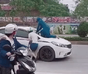 Vụ đu nắp capo đánh ghen: Góc quay khác ghi lại cảnh người vợ lao vào túm tóc, đạp 'tiểu tam' ngã dúi dụi