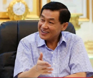 'Vua hàng hiệu' Johnathan Hạnh Nguyễn: Từng rửa xe, làm công nhân nhà máy cao su để có tiền ăn học