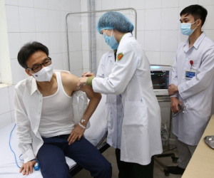 Ông Vũ Đức Đam: 'Cơ thể tôi sinh kháng thể tốt sau tiêm vaccine'