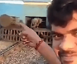 Kết cục kinh hoàng cho thanh niên đứng sát đường ray cầm điện thoại selfie khi tàu đang lao tới