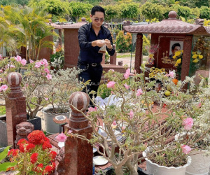 Bạn bè thăm mộ nhân hai năm Anh Vũ mất