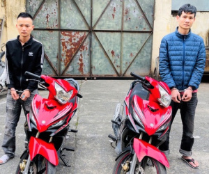Đi xe máy bịt mặt, mang theo 2 khẩu súng nổ nhiều phát đạn vào nhà dân