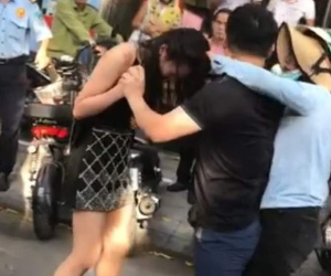 1 phụ nữ rủ bạn đi đánh ghen và lột lấy tài sản của 'tình địch'
