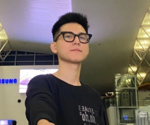 Nhan sắc thay đổi chóng mặt của 'hotboy cầm cờ': Giảm cân ngoạn mục, còn điển trai như 4 năm trước?