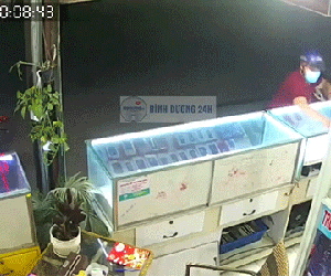 Gã đạo chích đu hẳn lên thành tủ, trộm cả chục chiếc điện thoại