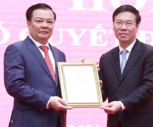 Trao quyết định phân công tân Bí thư Thành ủy Hà Nội