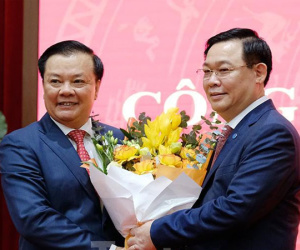 Toàn cảnh lễ trao Quyết định cho Tân Bí thư Thành uỷ Hà Nội Đinh Tiến Dũng