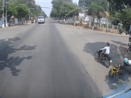 Video: Thanh niên chơi trội, định tỏ ra ngầu giữa ngã tư, ai ngờ lại rơi vào tình cảnh 'muối mặt'