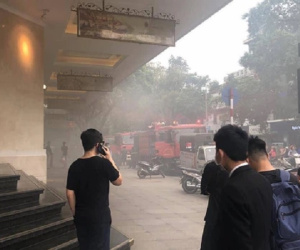 NÓNG: Cháy ô tô dưới tầng hầm Tràng Tiền Plaza, nhiều người dân hoảng hốt