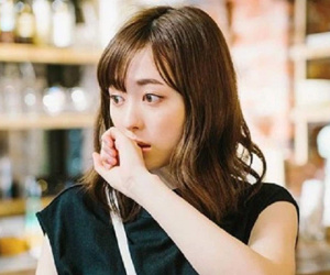 Rảnh rỗi đi mua quần áo với cô bạn, nhìn rõ mặt người bảo vệ bị thọt chân của cửa hàng mà tôi sững sờ 'hóa đá'