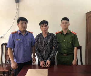 Đối tượng vận chuyển 2 bánh heroin cào cấu, cắn lực lượng vây bắt