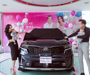 Vừa mới chào đời cặp song sinh nhà Dương Khắc Linh nhận xế hộp tiền tỷ
