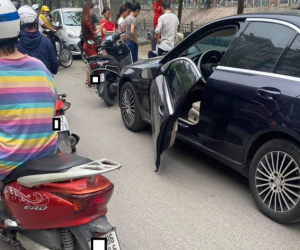 2 học sinh cấp 3 đâm rụng cửa Mercedes, hiện trường tai nạn 'bóc' nhiều lỗi không ngờ từ tài xế