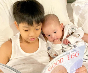 Subeo thay Kim Lý đọc truyện cho em gái Lisa trước khi ngủ, nhìn biểu cảm của cô bé đáng yêu vô cùng