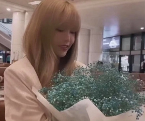 Giữa lúc được 'đẩy thuyền' với Tuấn Trần, Thiều Bảo Trâm gây tò mò khi ôm bó hoa được ai đó tặng, nụ cười hạnh phúc lâu lắm rồi mới xuất hiện