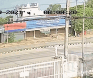 Clip: Xe bán tải lộn 3 vòng như trong phim, nữ tài xế sống sót khó tin