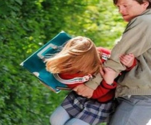 Bị kẻ gian dụ dỗ, cô bé 10 tuổi hỏi 'mật mã gia đình' khiến hắn 'đứng hình'