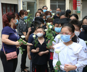 Bạn học mang hoa hồng trắng tiễn biệt bé gái 10 tuổi tử vong trong vụ cháy kinh hoàng ở Hà Nội