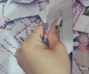 Cô dâu khoe phong bì mừng cưới của người yêu cũ, dân mạng nghi ngờ trò câu like