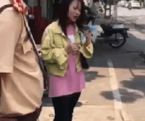 Cô gái trẻ chạy xe không xi-nhan nhưng màn bắt phạt của các chiến sĩ CSGT khiến ai cũng tán thưởng