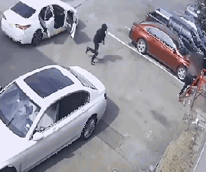Video: Cướp tấn công cô gái vừa rời khỏi ngân hàng