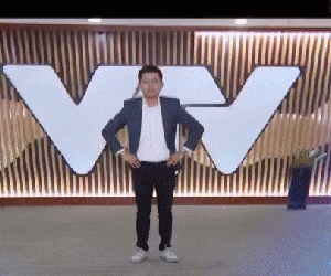 BTV Việt Hoàng lắc lư theo nhạc 'bà con ai gặp vấn đề về xương khớp', netizen bình luận: Lại bắt đầu cà khịa rồi đấy!