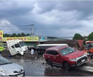 2 cuộn thép trên xe container rơi tự do xuống đường gây tai nạn liên hoàn, kẹt xe nhiều giờ