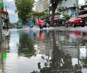 Mưa lớn bất ngờ vào giữa trưa, người Sài Gòn được giải nhiệt sau những ngày nắng nóng oi bức