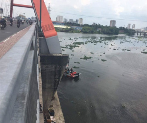 Để lại xe máy trên cầu, người phụ nữ bất ngờ nhảy xuống sông Sài Gòn tự tử