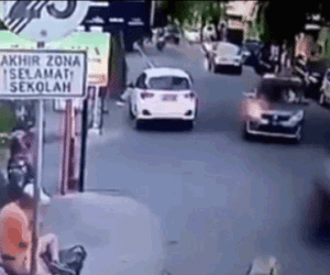 Clip: Đấu đầu ô tô ở tốc độ cao, 2 bố con bị hất văng lên không trung