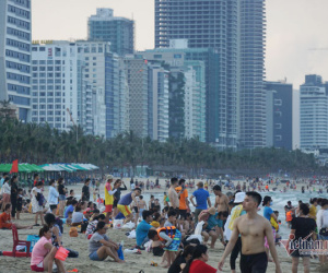 Bãi biển ở Đà Nẵng đông nghịt du khách ngày cuối tuần