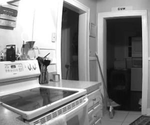 Đặt camera trong bếp, chủ nhà hoảng hồn phát hiện 'hồn ma' than thở 'sao không chết được'
