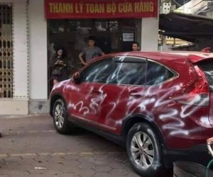Ô tô bị xịt sơn trắng quanh xe vì đỗ trước cửa nhà dân, dân tình: Chủ xe sai nhưng người làm cũng 'ác tay' quá!