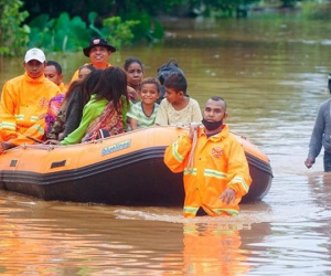 Hàng chục nghìn ngôi nhà ở Indonesia ngập chìm trong biển lũ
