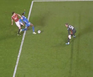 Harry Maguire gây phẫn nộ vì lại được VAR 'chống lưng'