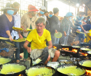 An Giang: Thiền viện đỏ lửa từ sáng đến tối, đúc bánh xèo miễn phí cho phật tử