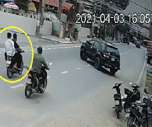 Video: Hai thanh niên đầu trần đi xe máy tông thẳng xe Fortuner đang quay đầu