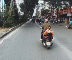 Hình ảnh bé gái ngủ gục, nằm hẳn ra yên xe máy trên phố Hà Nội khiến ai cũng phải thót tim