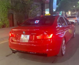BMW tiền tỉ gắn biển taxi chạy trên phố Hà Nội khiến người đi đường xôn xao