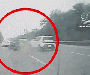 Clip: Đâm lật xe taxi, tài xế lập tức bỏ chạy khiến nhiều người phẫn nộ