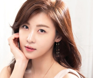Top 1 Dispatch: Nữ diễn viên Ha Ji Won debut làm họa sĩ, nhưng nhìn tác phẩm đầu tiên bán được có tức cái lồng ngực không?
