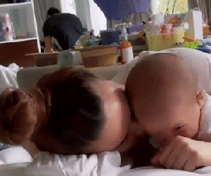Hồ Ngọc Hà khoe khoảnh khắc chơi đùa cùng con gái yêu Lisa nhưng Kim Lý và Leon đang nhảy múa phía sau mới chiếm trọn spotlight