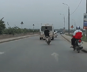 Video: Thanh niên điều khiển xe máy lạng lách, vượt ẩu bị ô tô tông trực diện