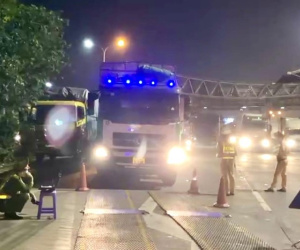 Xin bỏ qua vi phạm bất thành, tài xế xe quá tải ‘cố thủ’ luôn trong xe