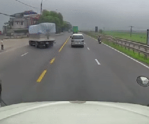 Video: Va chạm với xe tải, người đàn ông lao thẳng vào đầu xe container