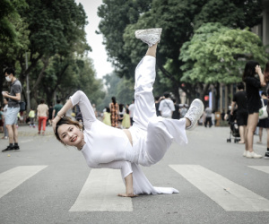 Cô gái mặc áo dài, đi sneaker nhảy hip-hop nói gì sau khi gây tranh cãi?