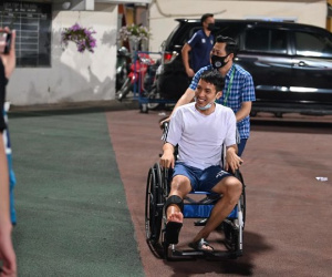 Đỗ Hùng Dũng ngồi xe lăn ra sân tiếp lửa Hà Nội FC
