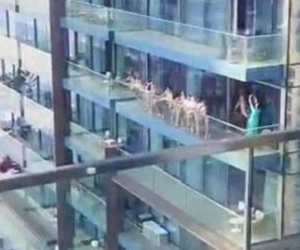 Các cô gái khỏa thân trên ban công ở Dubai chịu một hình phạt bất ngờ