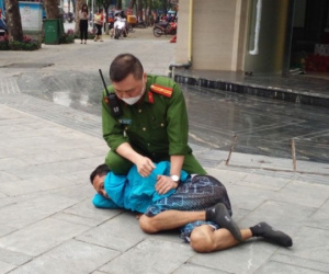 Quật ngã kẻ nghi 'ngáo đá' ném chất bẩn vào người đi đường
